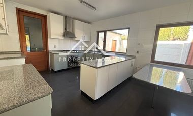 ARRIENDO CASA 4 DORM (2 SUITE) + ESCR + SERVICIO PIEDRA ROJA