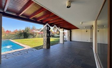 ARRIENDO CASA 4 DORM (2 SUITE) + ESCR + SERVICIO PIEDRA ROJA