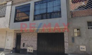 Casa De 3 Pisos En Venta En Sjl – Ideal Para Vivienda + Negocio