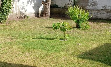 Casa en lote de 600m2 todos los servicios.