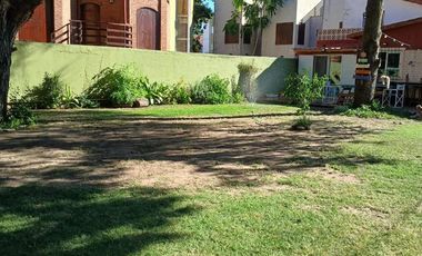 Casa en lote de 600m2 todos los servicios.