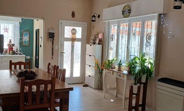 Casa en lote de 600m2 todos los servicios.