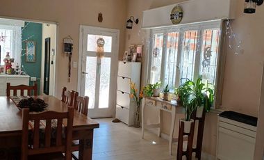 Casa en lote de 600m2 todos los servicios.