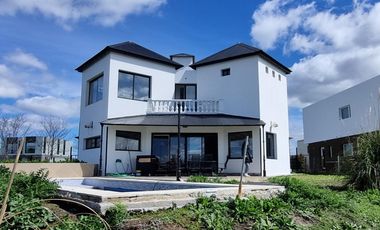 ALQUILER CASA  A LAGUNA EN SAN SEBASTIAN, AREA 9, LOTE AL 100