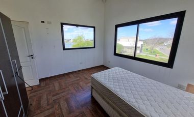 ALQUILER CASA  A LAGUNA EN SAN SEBASTIAN, AREA 9, LOTE AL 100