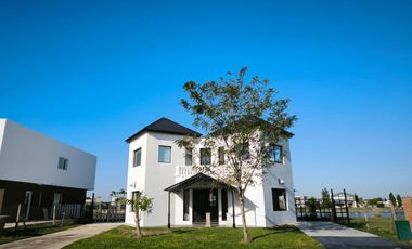 ALQUILER CASA  A LAGUNA EN SAN SEBASTIAN, AREA 9, LOTE AL 100