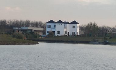 ALQUILER CASA  A LAGUNA EN SAN SEBASTIAN, AREA 9, LOTE AL 100