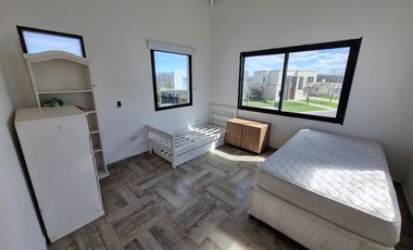 ALQUILER CASA  A LAGUNA EN SAN SEBASTIAN, AREA 9, LOTE AL 100