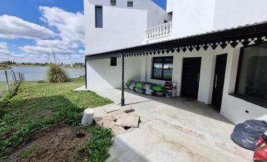 ALQUILER CASA  A LAGUNA EN SAN SEBASTIAN, AREA 9, LOTE AL 100
