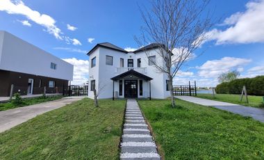 ALQUILER CASA  A LAGUNA EN SAN SEBASTIAN, AREA 9, LOTE AL 100