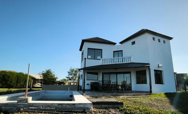 ALQUILER CASA  A LAGUNA EN SAN SEBASTIAN, AREA 9, LOTE AL 100