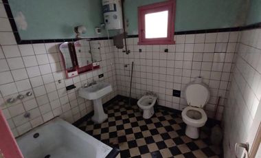 CHALET A RECICLAR A 200 MTS DE LA ESTACION