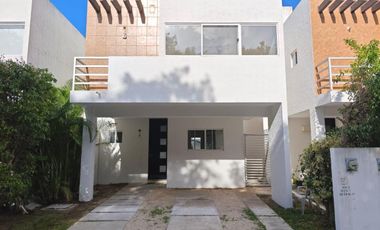 CASA EN RENTA DE 3 REC. SIN MUEBLES CON AMENIDADES EN LA JOYA PLAYA DEL CARMEN