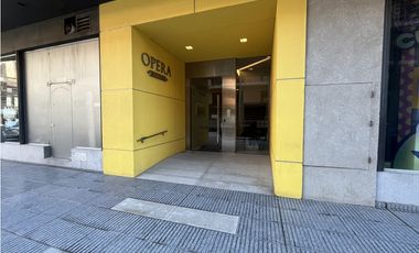 Alquiler anual de depto con patio en edificio Opera