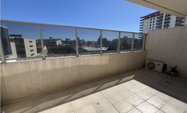 Alquiler anual de depto con patio en edificio Opera