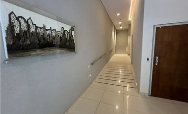 Alquiler anual de depto con patio en edificio Opera
