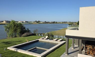 Casa Moderna Minimalista en Puerto Nizuc con lote al agua