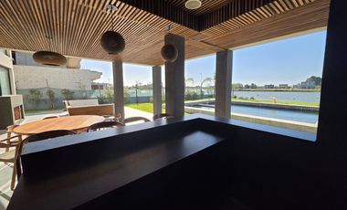 Casa Moderna Minimalista en Puerto Nizuc con lote al agua