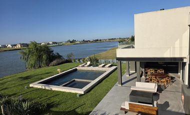 Casa Moderna Minimalista en Puerto Nizuc con lote al agua