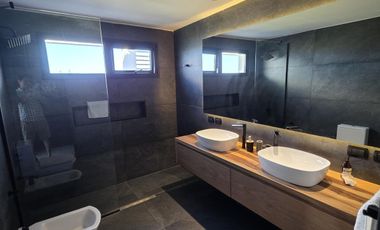 Casa Moderna Minimalista en Puerto Nizuc con lote al agua