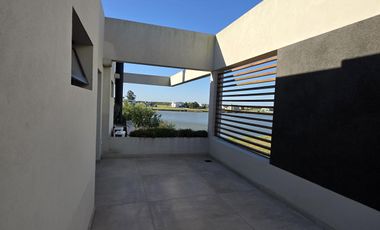 Casa Moderna Minimalista en Puerto Nizuc con lote al agua