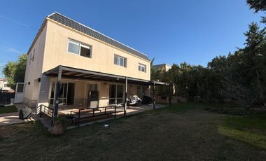 Casa en Alquiler en Barrio Dalvian .5 Habitaciones