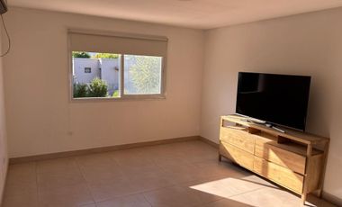 Casa en Alquiler en Barrio Dalvian .5 Habitaciones