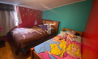 Amplia casa, cercana a locomoción, colegios, servicios públicos