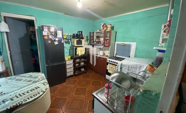Amplia casa, cercana a locomoción, colegios, servicios públicos