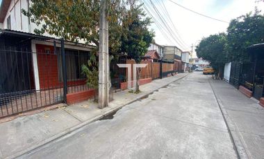 Amplia casa, cercana a locomoción, colegios, servicios públicos