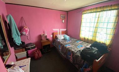 Amplia casa, cercana a locomoción, colegios, servicios públicos