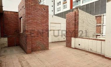 Oportunidad de inversión en alquiler - Casa como terreno en cdra. 11, Miraflores