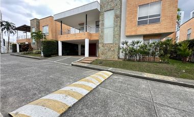SE ARRIENDA CASA EN CONJUNTO CERRADO LA CASTELLANA