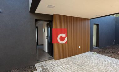 Departamento de 2 dormitorios en alquiler c/ cochera en Villa Elisa