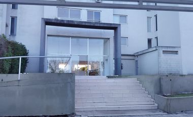 Alq. dto.2 amb. c/ cochera, dormitorio con vestid.