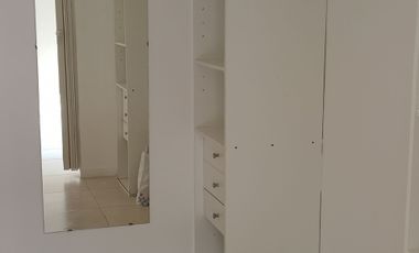 Alq. dto.2 amb. c/ cochera, dormitorio con vestid.