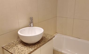 Alq. dto.2 amb. c/ cochera, dormitorio con vestid.