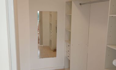 Alq. dto.2 amb. c/ cochera, dormitorio con vestid.