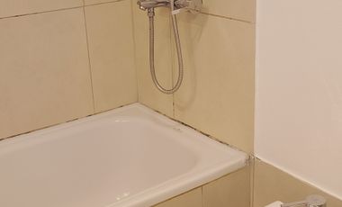 Alq. dto.2 amb. c/ cochera, dormitorio con vestid.