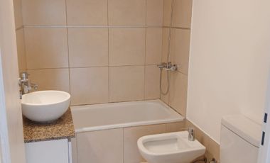 Alq. dto.2 amb. c/ cochera, dormitorio con vestid.