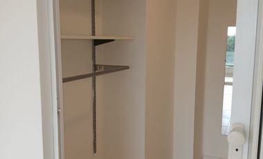 Alq. dto.2 amb. c/ cochera, dormitorio con vestid.