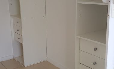 Alq. dto.2 amb. c/ cochera, dormitorio con vestid.