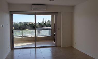 Alq. dto.2 amb. c/ cochera, dormitorio con vestid.