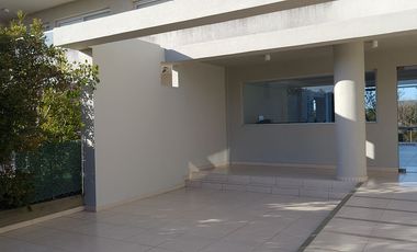 Alq. dto.2 amb. c/ cochera, dormitorio con vestid.