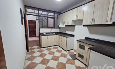VENTA CASA 4 PISOS A.C. 292.71m2 URB. HONOR Y LEALTAD SURCO