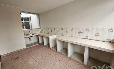 VENTA CASA 4 PISOS A.C. 292.71m2 URB. HONOR Y LEALTAD SURCO