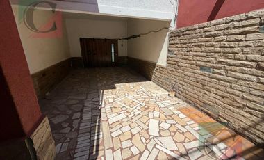 Casa de 5 ambientes con cocheras + monoambiente