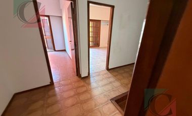 Casa de 5 ambientes con cocheras + monoambiente