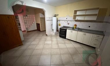 Casa de 5 ambientes con cocheras + monoambiente