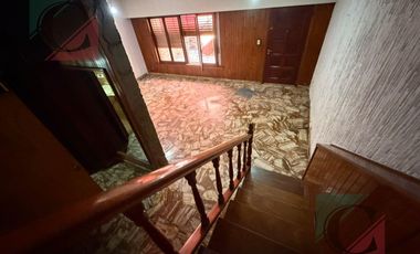 Casa de 5 ambientes con cocheras + monoambiente